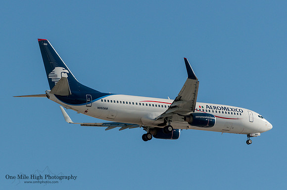 Boeing 737-83N (N860AM)