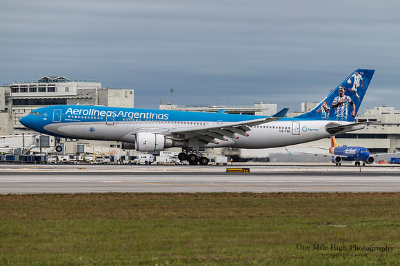 Airbus A330-202 (LV-FVH)