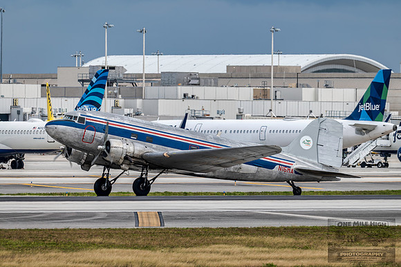 Douglas DC-3 Skytrain (N15MA)