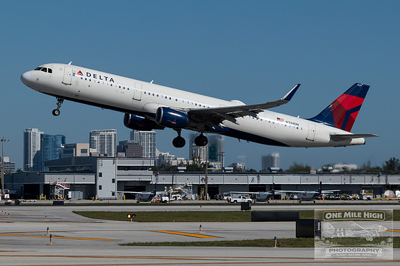 Airbus A321-211 (N334DN)