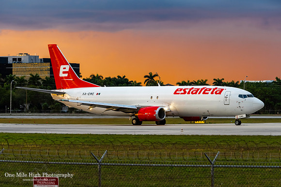 Boeing 737-490(SF) (XA-EME)