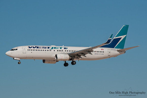 Boeing 737-800 (C-FAWJ)
