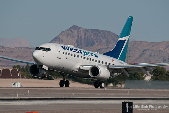 Boeing 737-700 (C-GWSU)