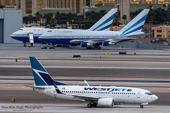 Boeing 737-7CT (C-FIWJ)