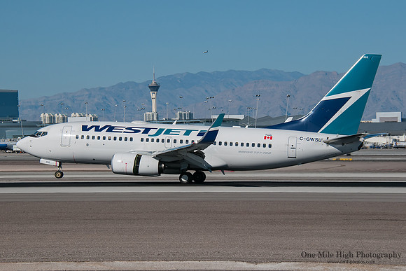 Boeing 737-700 (C-GWSU)