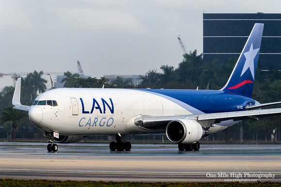 Boeing 767-316F(ER) (CC-CZZ)