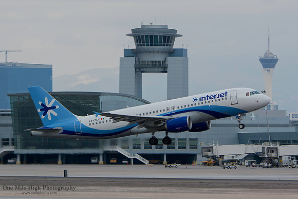 Airbus A320-214 (XA-TLC)