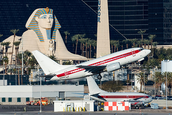 Boeing 737-600 (N869HH)