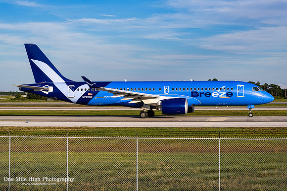 Airbus A220-300 (N220BZ)