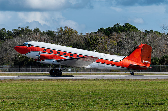 1944 Douglas DC-3C (N115U)