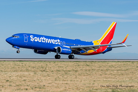 Boeing 737-800 (N8682B)