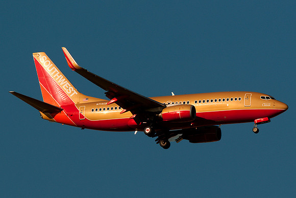 Boeing 737-7H4 (N714CB)