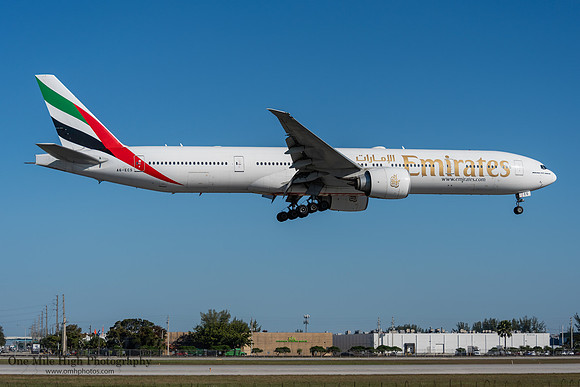Boeing 777-31HER (A6-ECS)
