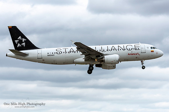 Airbus A320-214 (N454AV) - Miami International Airport (KMIA)