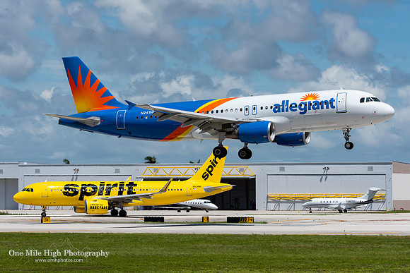 Airbus A320-214 (N241NV)